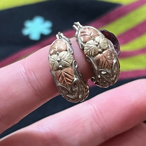 Black Hills Gold Jewelry - VTG Black Hills Gold 12k Sterling Silver 925 Leaf Design Pierced Earrings